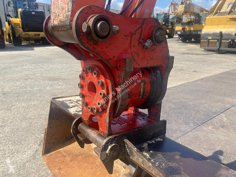 Экскаватор Hitachi ZX65U .