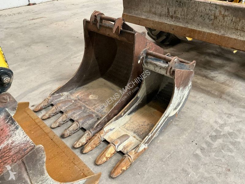 Экскаватор Komatsu MR8