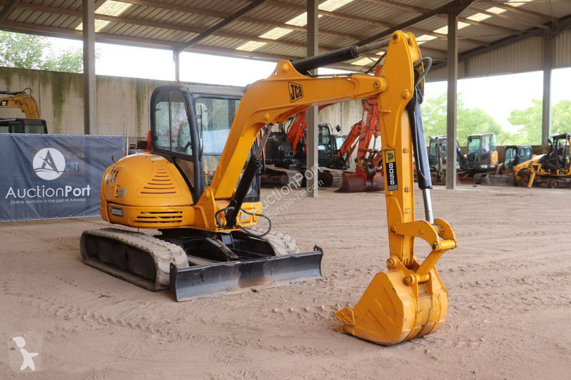 جرافة JCB 8056