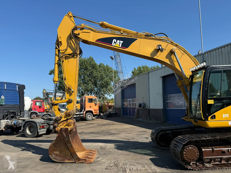 جرافة Caterpillar Excavator - 23.9T - Hammer...