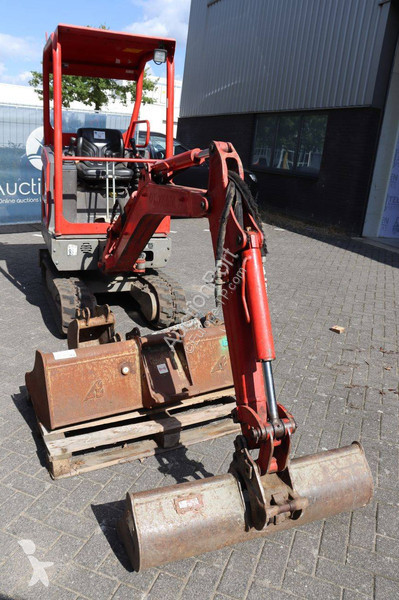 جرافة Volvo EC15D