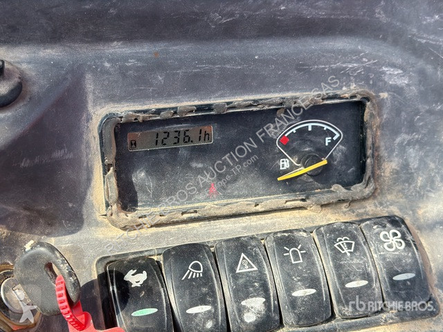 Багер Volvo ECR25D