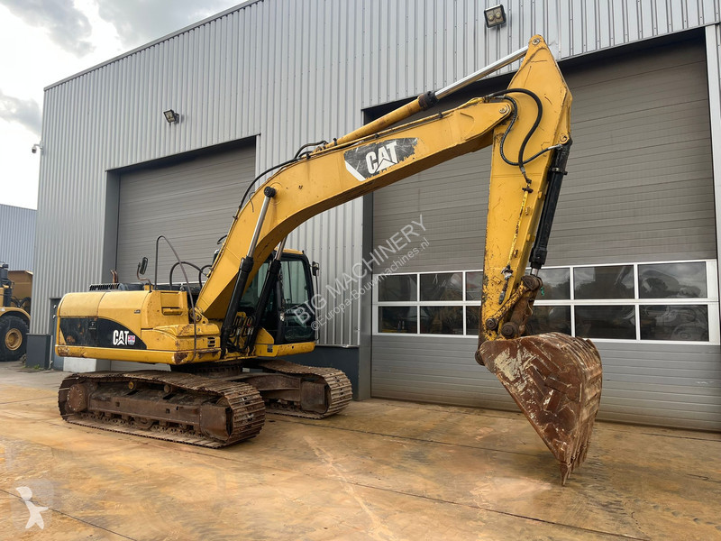 Excavator Caterpillar - bucket with teeth