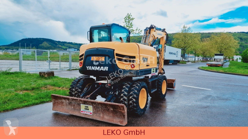 جرافة Yanmar B 95W Mit Drei Löffeln und Ein Hammer
