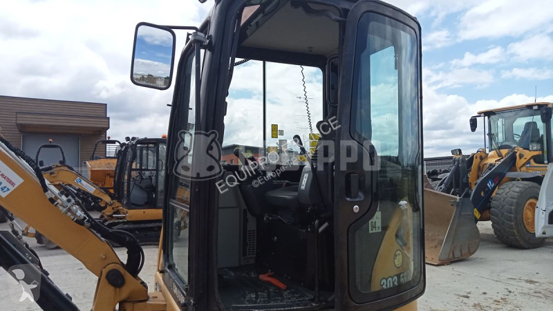 Escavatore Caterpillar 3035E2 with 3 buckets