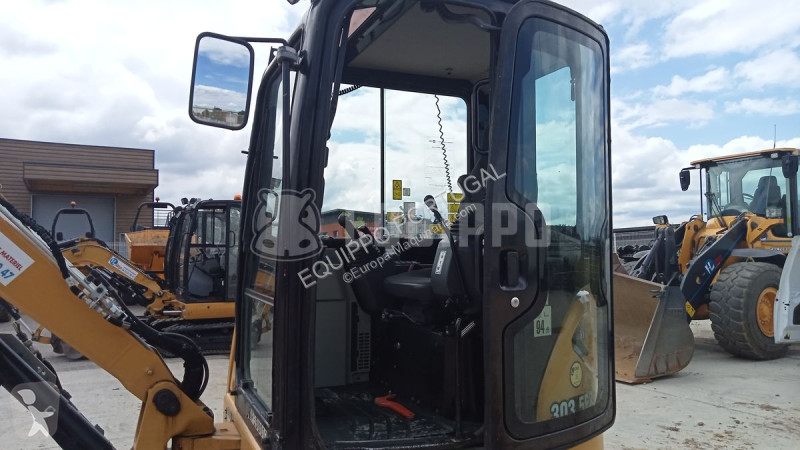 Escavadora Caterpillar 3035E2 with 3 buckets