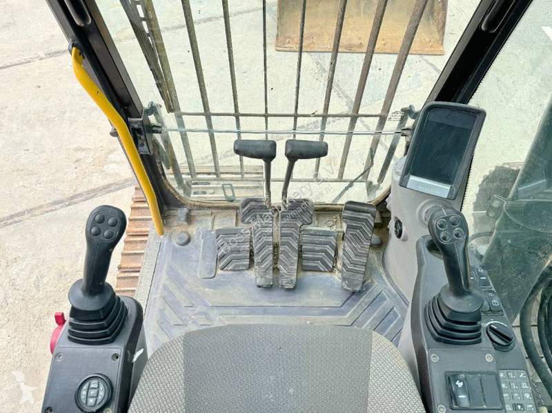 Excavadora Volvo L - 7.255 hours - 2 buckets