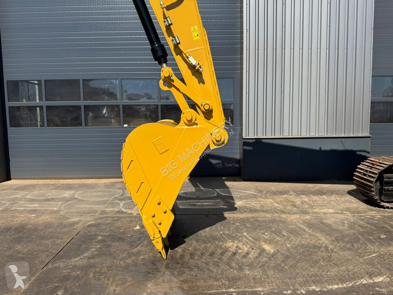 Lopatový nakládač Caterpillar 3