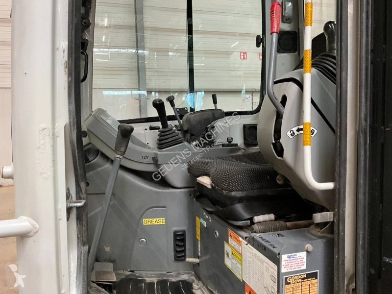 Escavadora Takeuchi TB 216