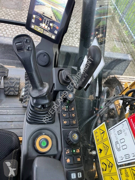 Graafmachine Caterpillar 325 with dozerblade...