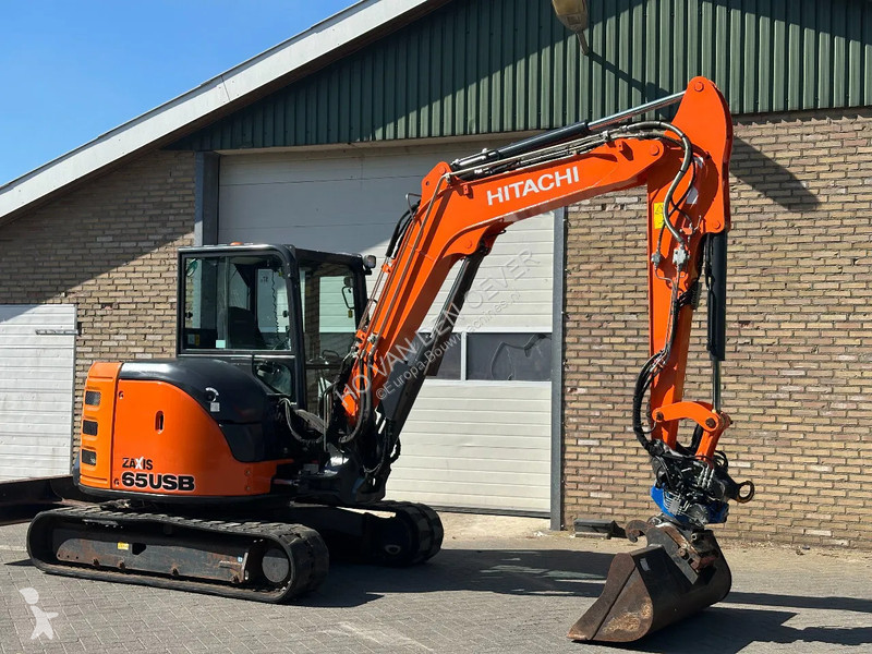 Escavadora Hitachi ZX65USB-5A CLR
