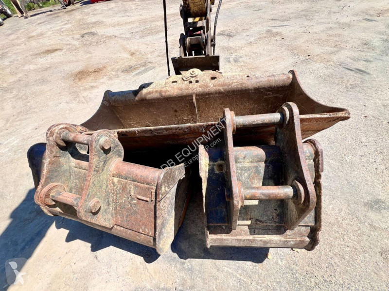 Excavator New Holland PELLE A PNEUS 10T 26