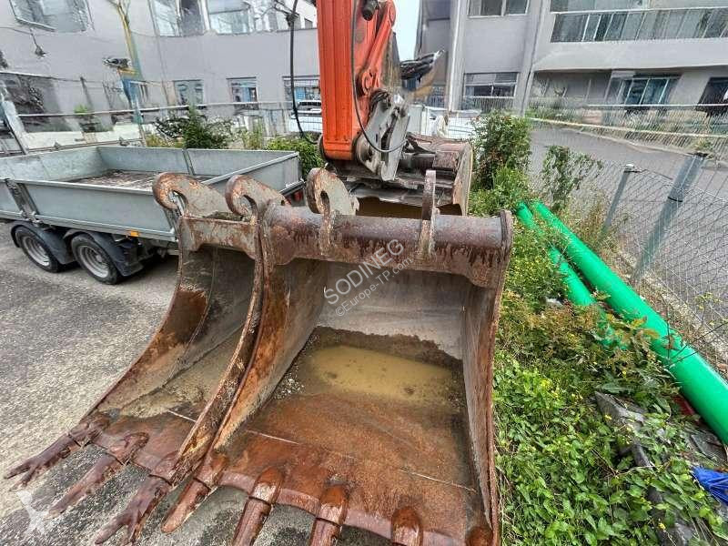 Escavadora Hitachi ZX225USLC-3