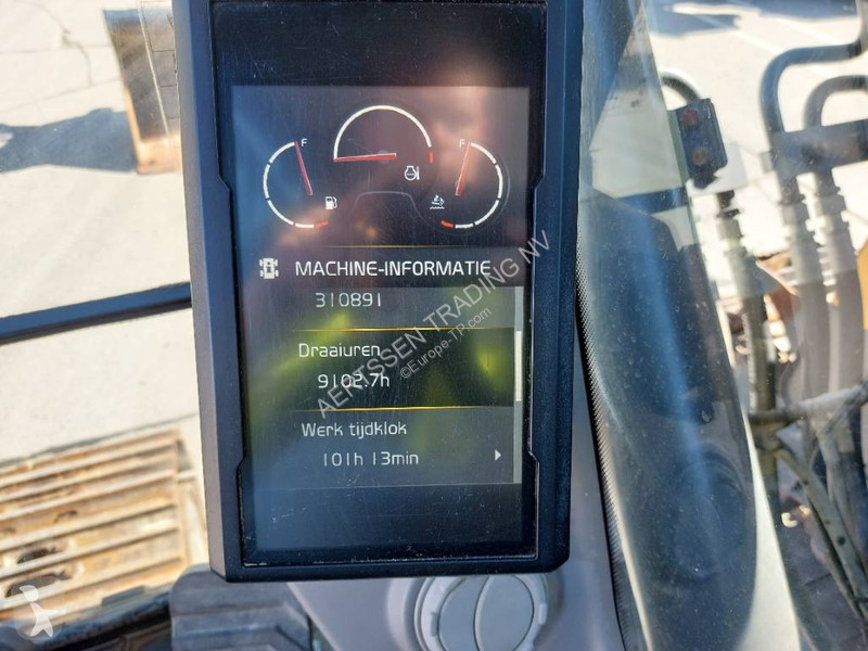 Escavadora Volvo ECR 235 E