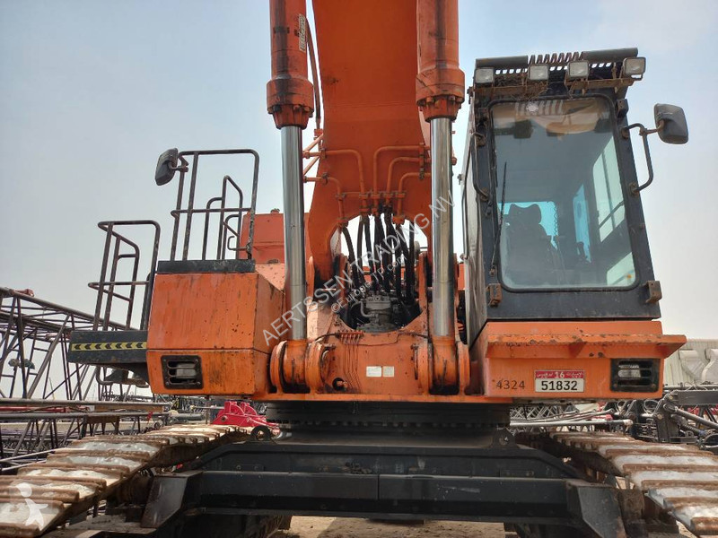 Excavator Hitachi Longreach 28m (Abu Dhabi)