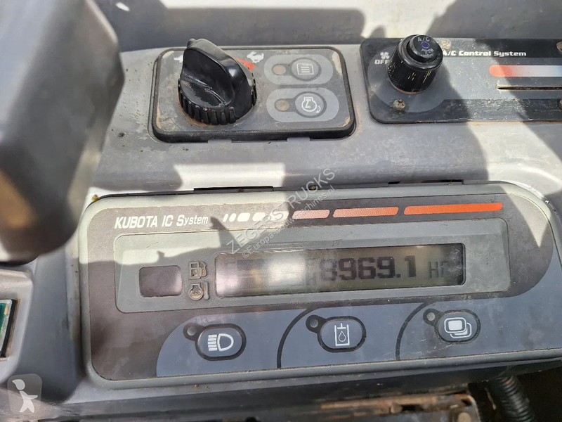 Escavadora Kubota KX080