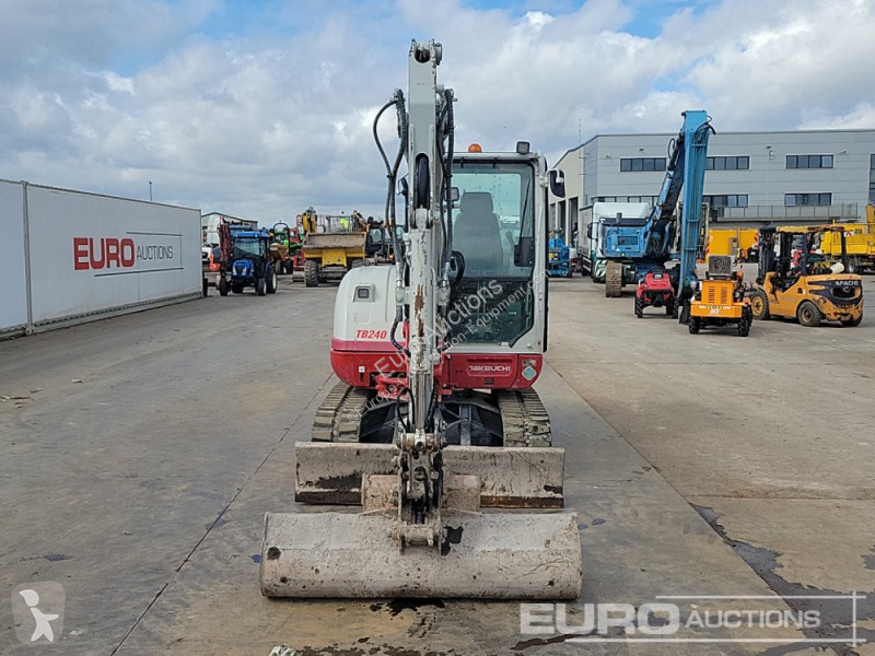 Escavadora Takeuchi TB240