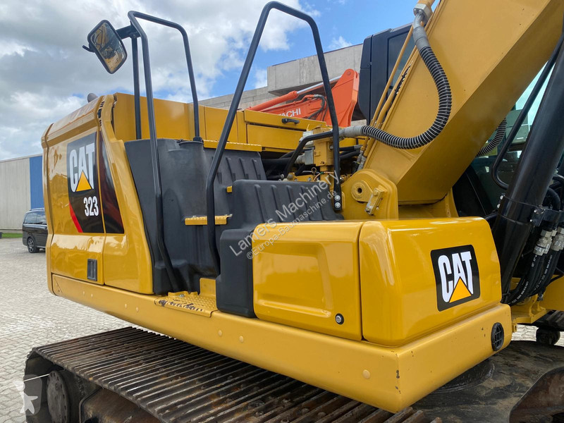 Rýpadlo Caterpillar 323 .