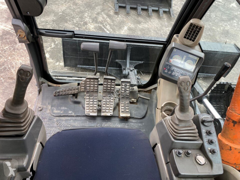 Экскаватор Hitachi ZX225 USBLC