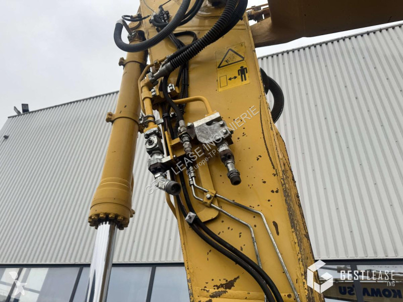 جرافة Komatsu 11