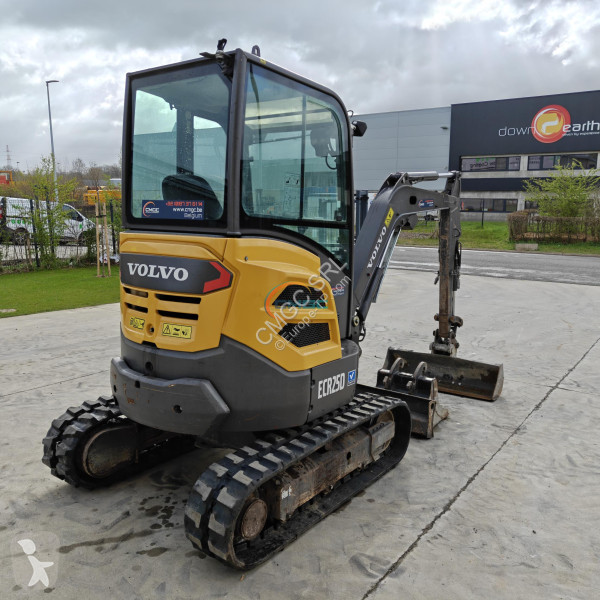 جرافة Volvo ECR25D