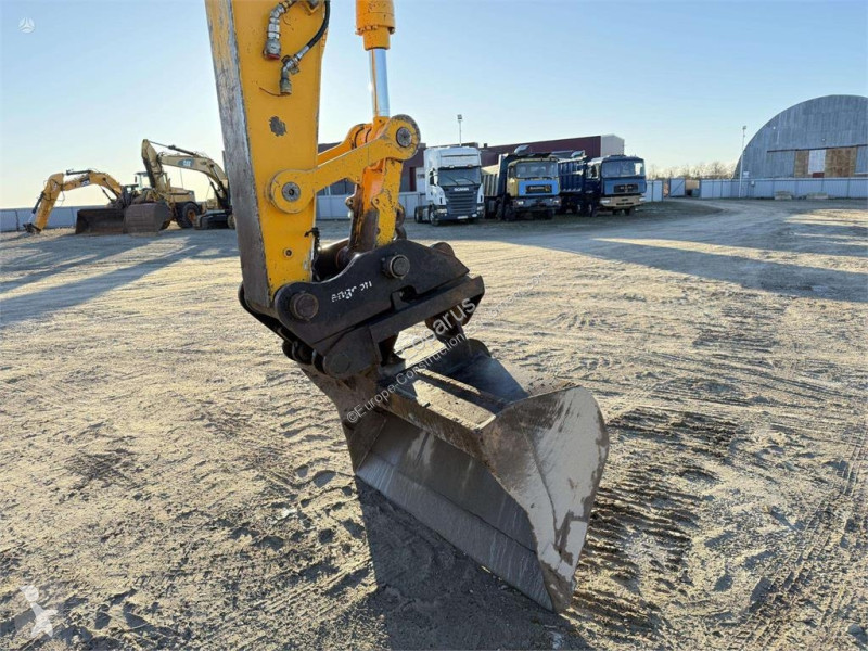 Lopatový nakládač JCB