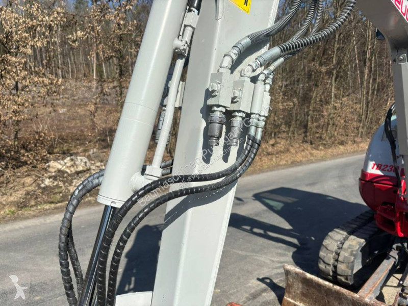جرافة Takeuchi 230