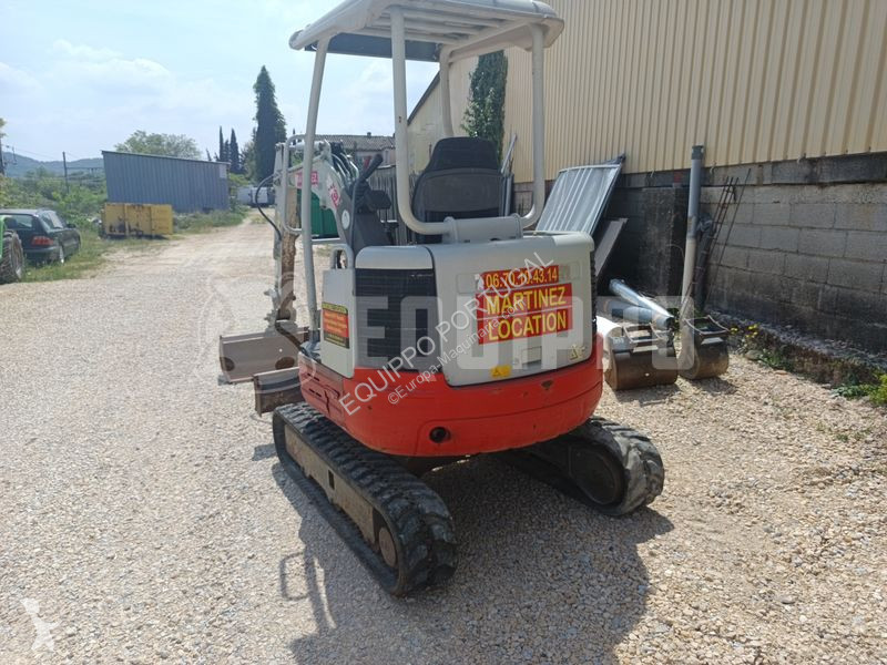 Escavadora Takeuchi with 3 excavator buckets
