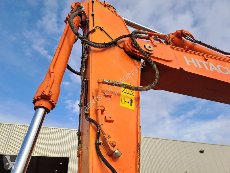 Lopatový nakládač Hitachi 6