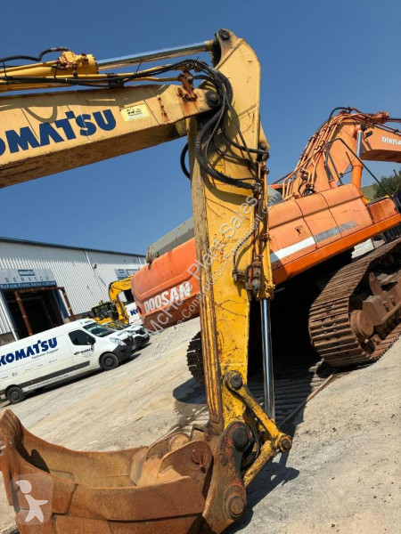 جرافة Komatsu LC8