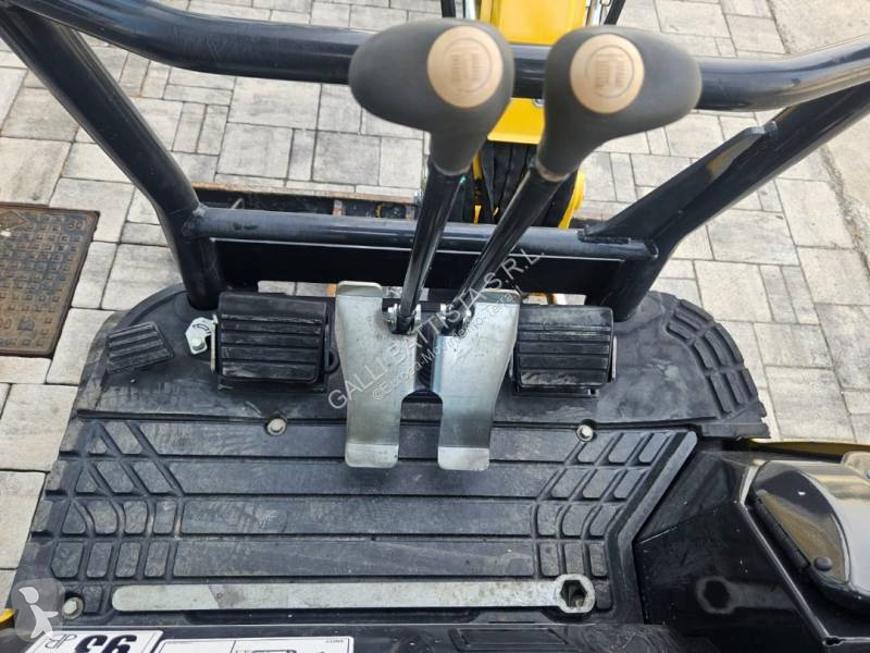 جرافة Yanmar VIO 17