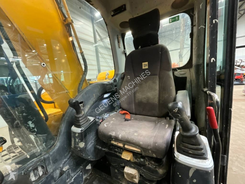 جرافة JCB JS 131 LC