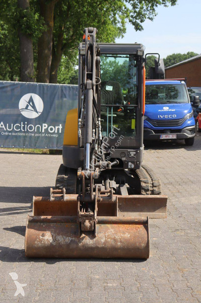 جرافة Volvo ECR25D
