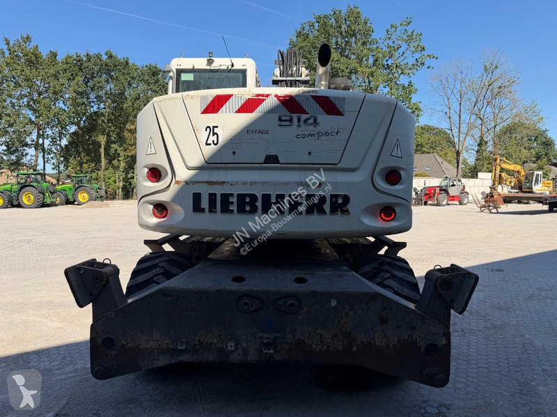 Lopatový nakládač Liebherr A Compact Outriggers...