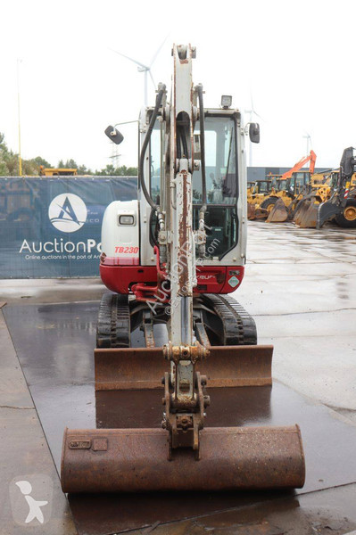 جرافة Takeuchi 0