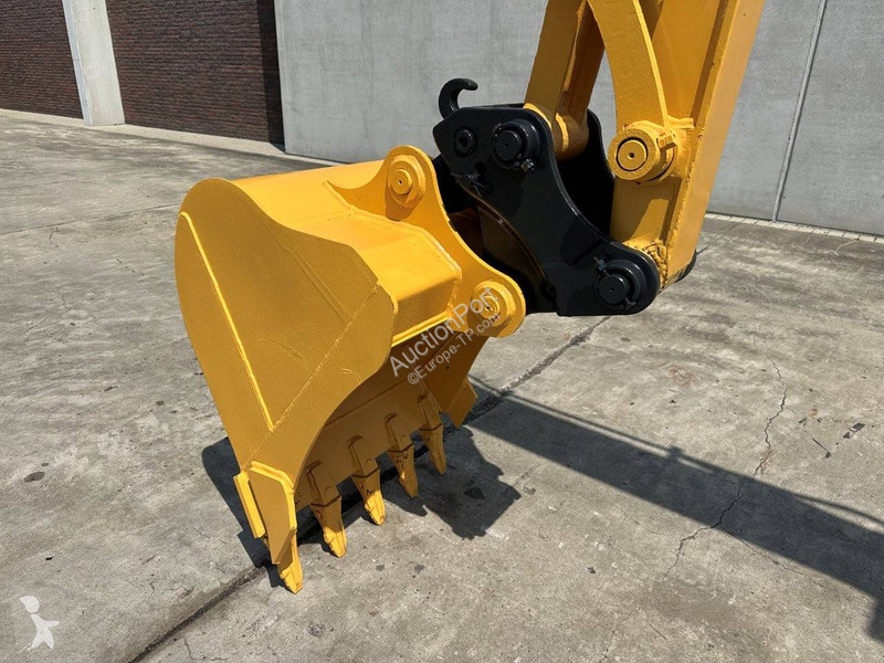 Екскаватор Komatsu 7