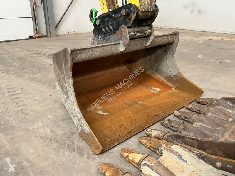 Экскаватор Komatsu MR8
