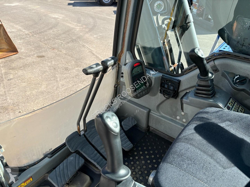 Pelle Volvo + 4870 Hours + bucket + fully...