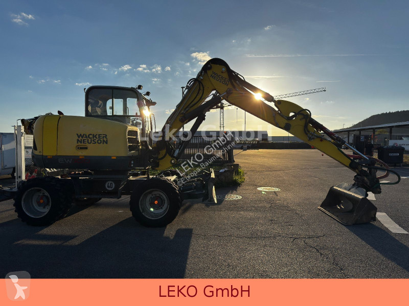 Pelle Wacker Neuson Neuson EW100 Mit Drei Löfffeln