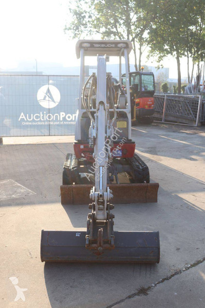 جرافة Takeuchi TB216