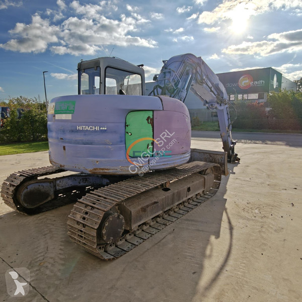 Багер Hitachi UR