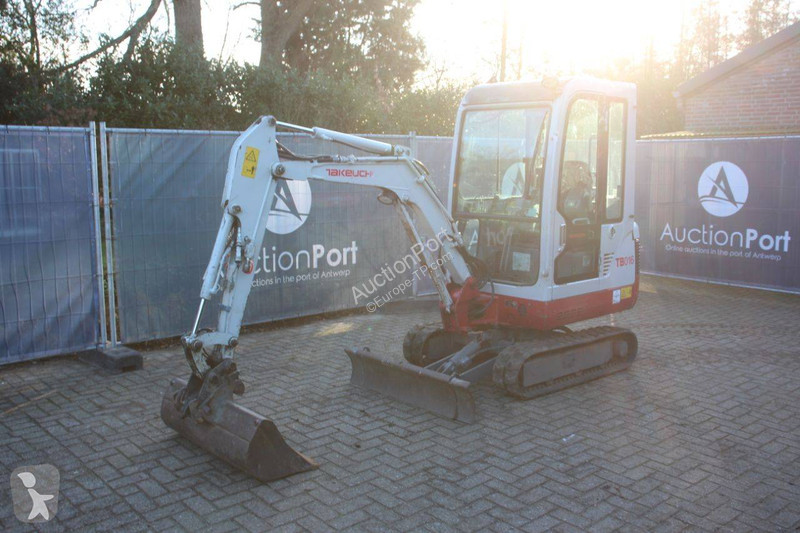 جرافة Takeuchi
