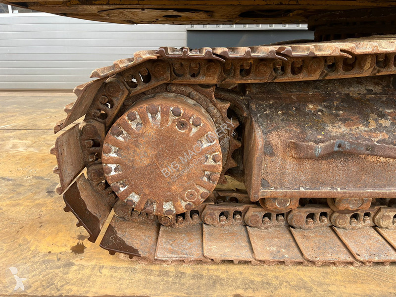 Excavator Caterpillar - bucket with teeth