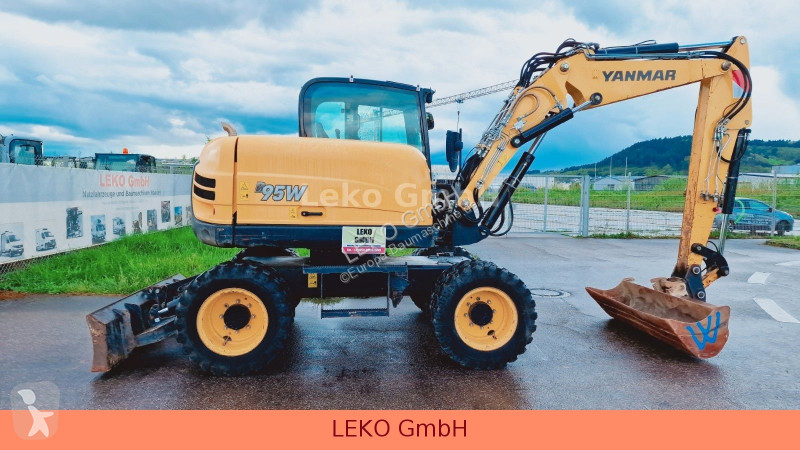 جرافة Yanmar B 95W Mit Drei Löffeln und Ein Hammer