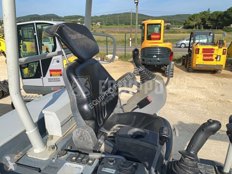 Escavadora Takeuchi TB225 with 3 buckets and...