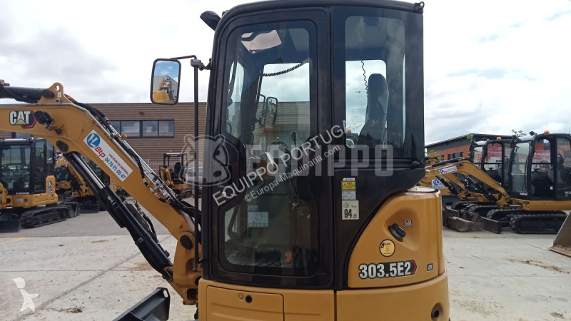 Escavadora Caterpillar 3035E2 with 3 buckets