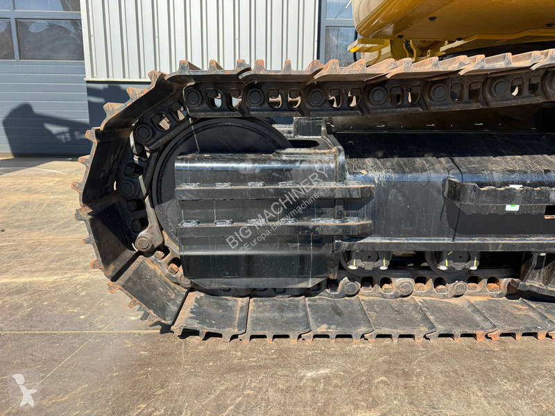 Lopatový nakládač Caterpillar 3