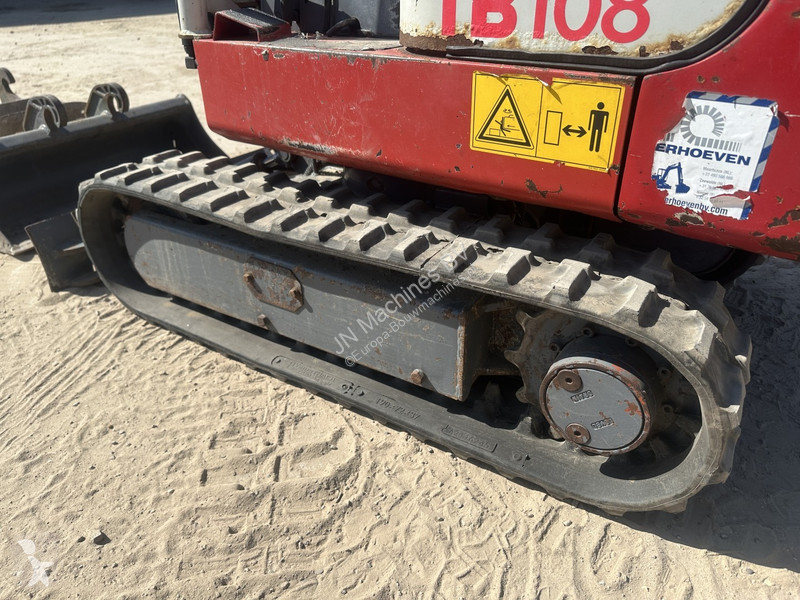 Excavadora Takeuchi 3 buckets