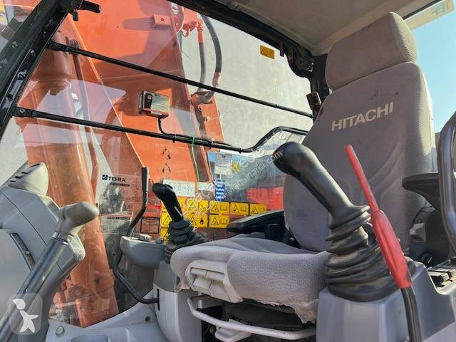 Escavadora Hitachi ZX135-6