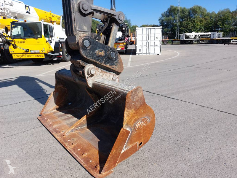 Escavadora Volvo ECR 235 E